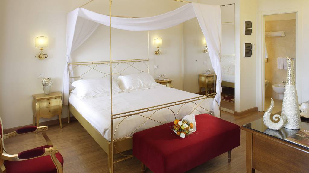 Hotel-e-Spa-Giotto-Assisi-Suite-con-terrazza-letto-baldacchino