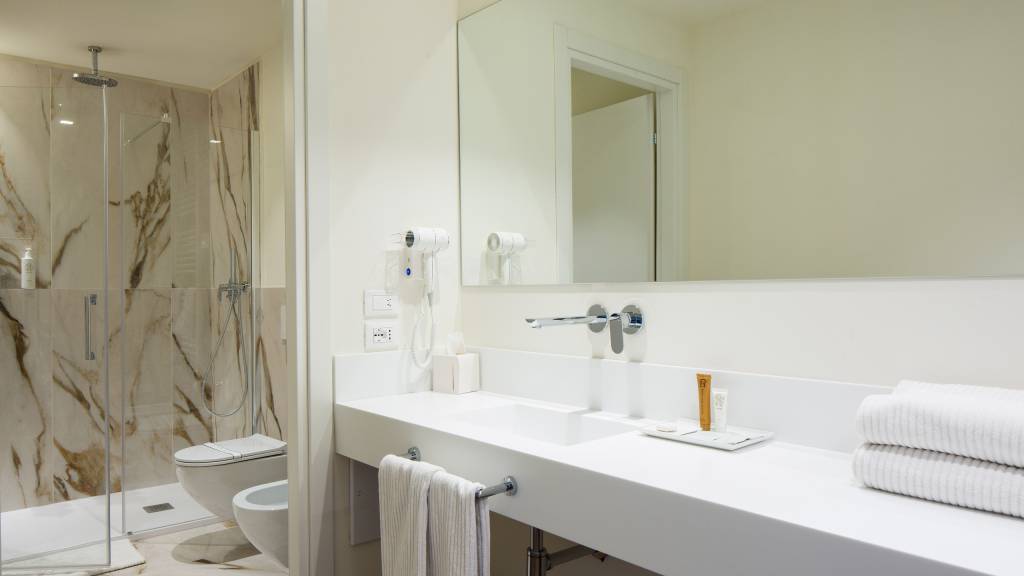 Hotel-Giotto-Assisi-suite-Bathroom-Mirror-HairDryer