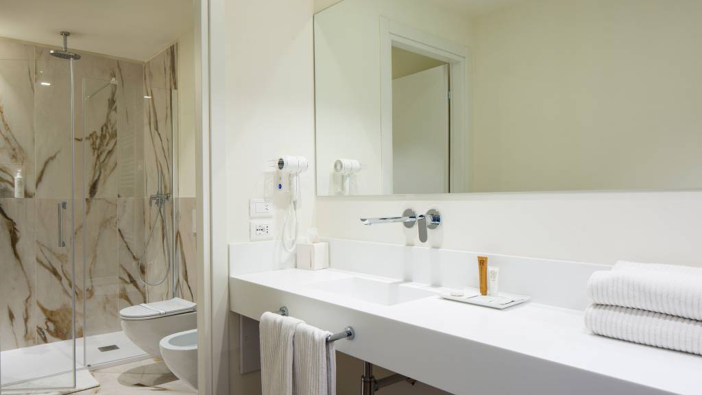 Hotel-Giotto-Assisi-suite-Bagno-Specchio-Asciugacapelli