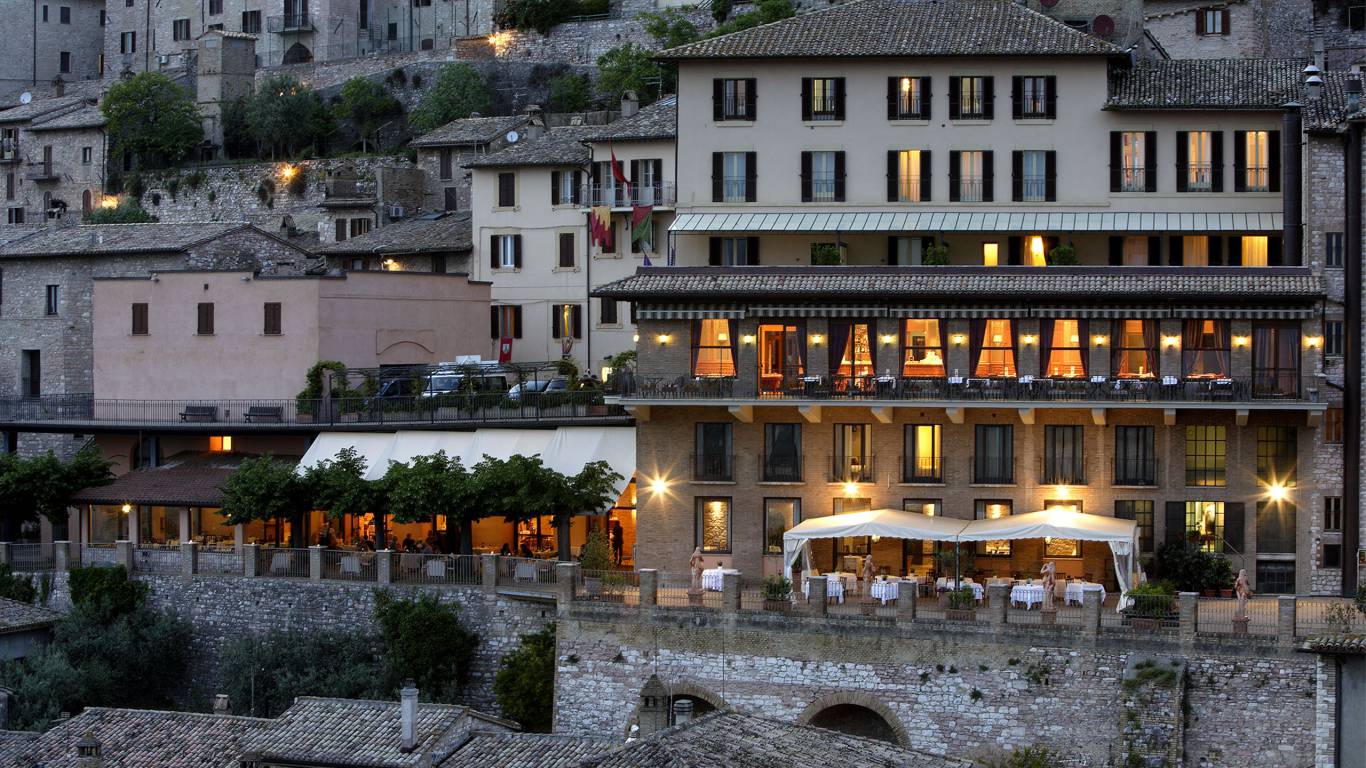 Hotel-Giotto-Assisi-Building-Night