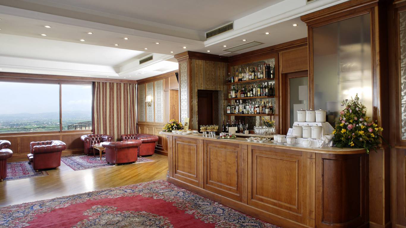 Hotel-Giotto-Assisi-Room-Bar