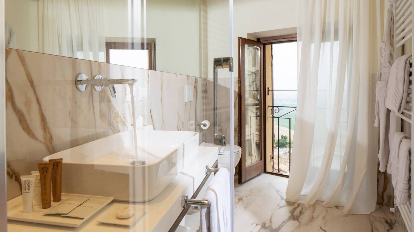 Hotel-Giotto-Assisi-Foto-Bagno-Suite-Accesso-Scale-foto-27-suite-orizzontale Hotel-Giotto-Assisi-Foto-Bagno-Suite-Accesso-Scale-foto-27-suite-orizzontale