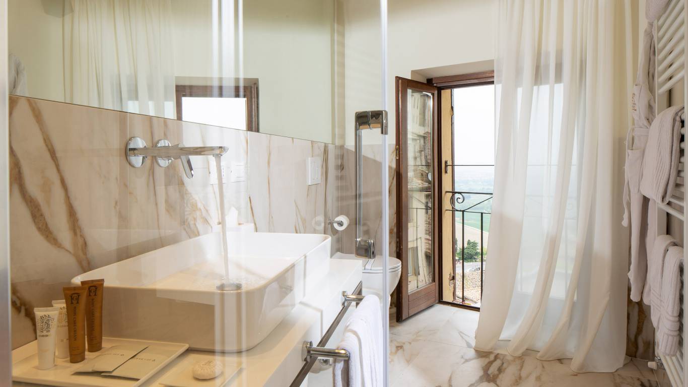 Hotel-Giotto-Assisisi-Suite-bathroom-with-shower-Balcony