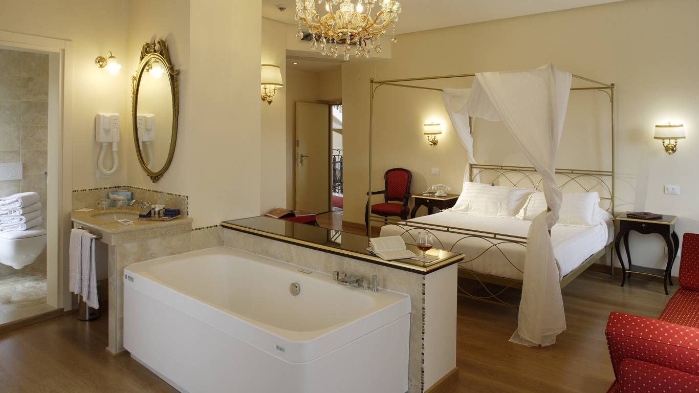 Hotel-Giotto-Assisi-Suite-Jacuzzi-Canopy-Bed