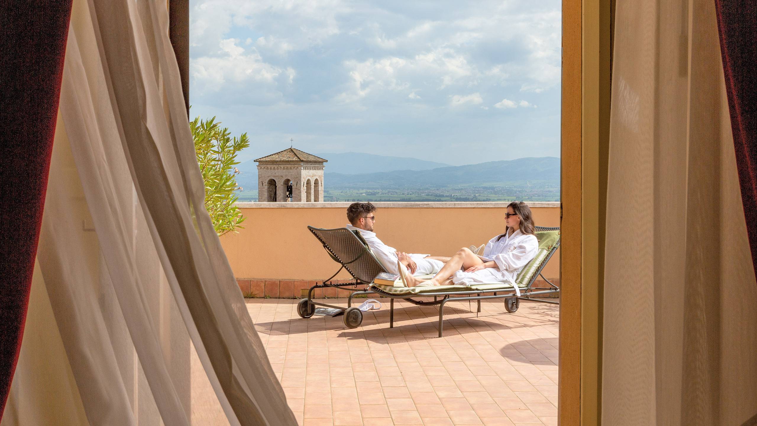 Hotel-Giotto-Assisi-terrace-sunbeds