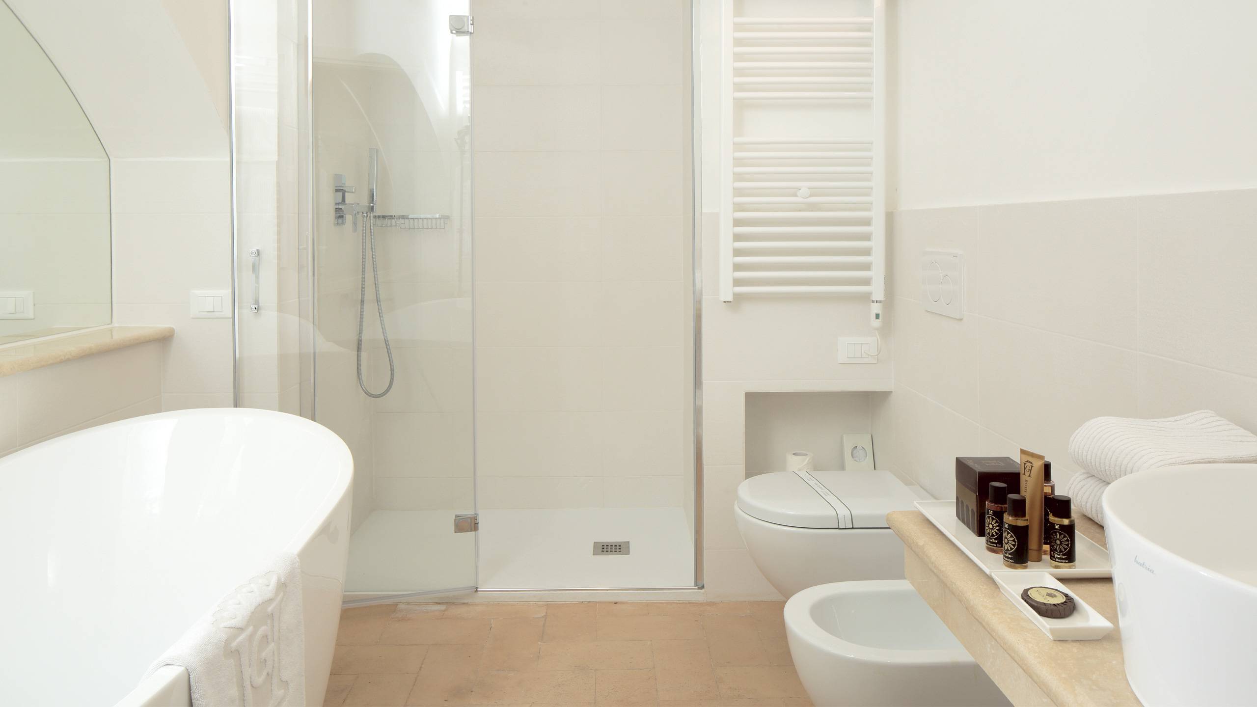 Hotel-Giotto-Assisi-bathroom-with-shower
