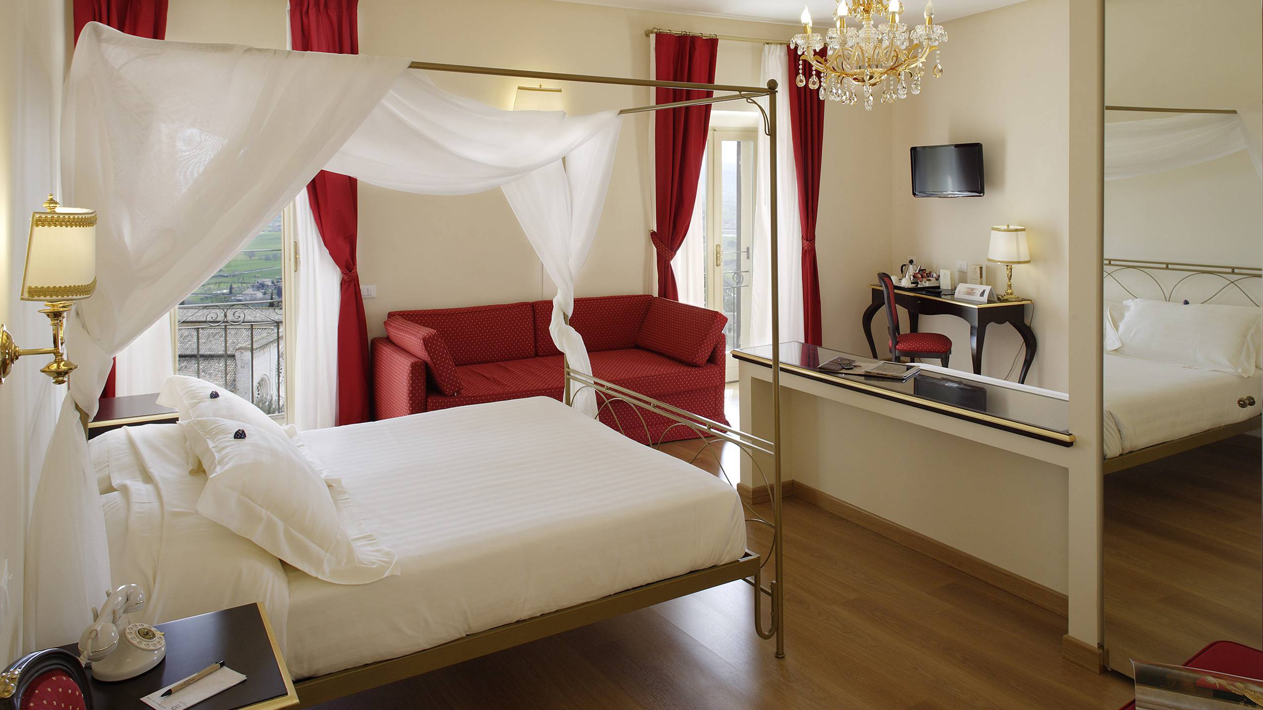Hotel-and-Giotto-Assisi-Suite-terrace-canopy-bed-3