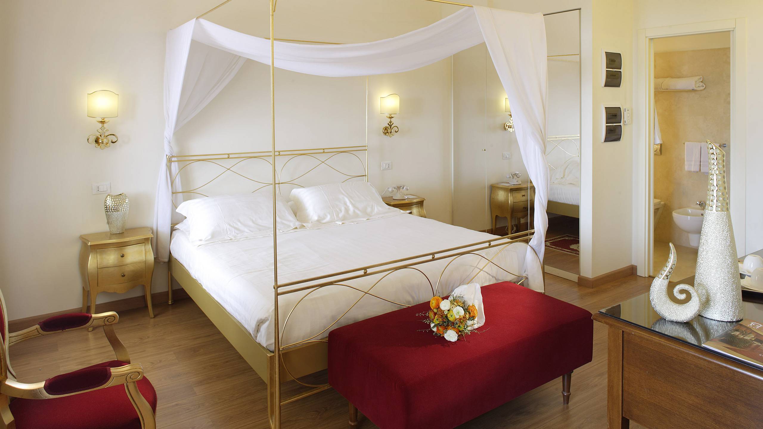 Hotel-and-Giotto-Assisi-Suite-terrace-canopy-bed