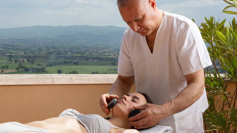 Hotel-Giotto-Assisi-Spa-Facial-massage