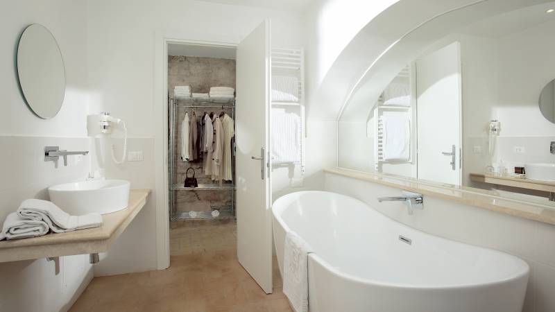 Hotel-Giotto-Assisisi-bathroom-with-bathtub