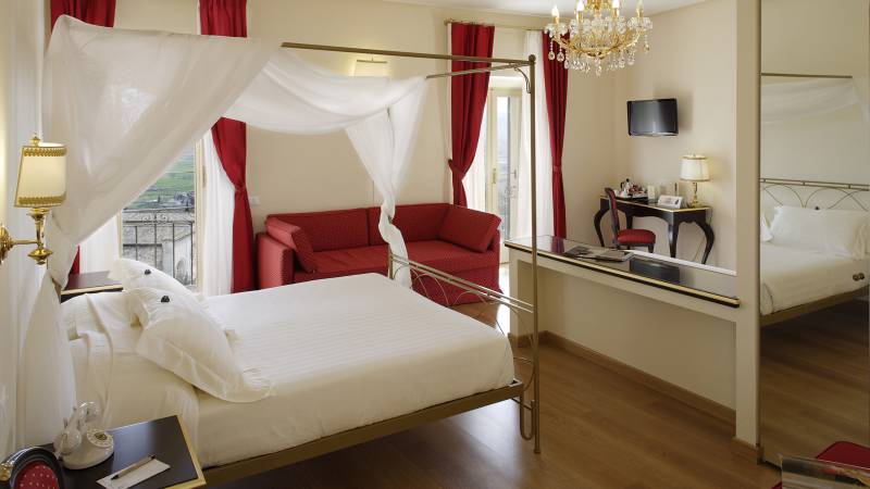 Hotel-e-Giotto-Assisi-Suite-letto-baldacchino-3